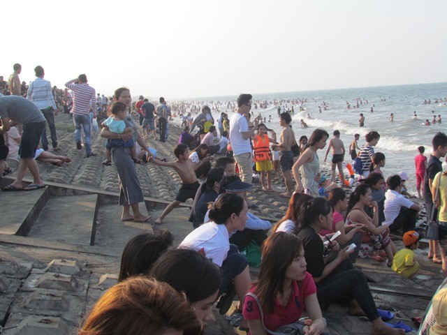 Hàng vạn du khách đổ về các bãi biển Hà Tĩnh