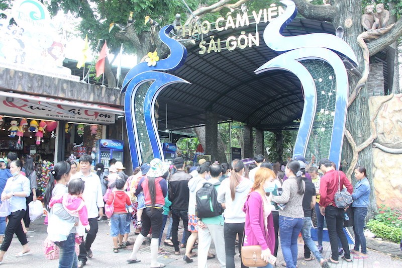 Người dân nô nức đến các điểm vui chơi trung tâm Sài Gòn 