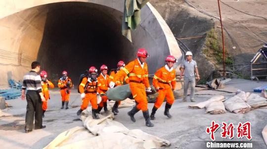Hiện trường cứu hộ vổ nổ đường hầm tàu cao tốc. Ảnh: Chinanews