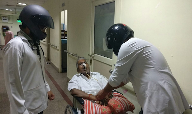 Các bác sĩ tại Viện Y khoa Ấn Độ (New Delhi, Ấn Độ) làm việc với mũ bảo hiểm để phản đối tình trạng tấn công bác sĩ đang ngày càng gia tăng. Ảnh: HT