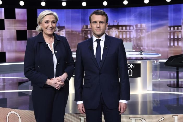 Ông Emmanuel Macron và bà Marine Le Pen xuất hiện trong trường quay tại buổi tranh luận trực tiếp tối 3/5. Ảnh: Reuters
