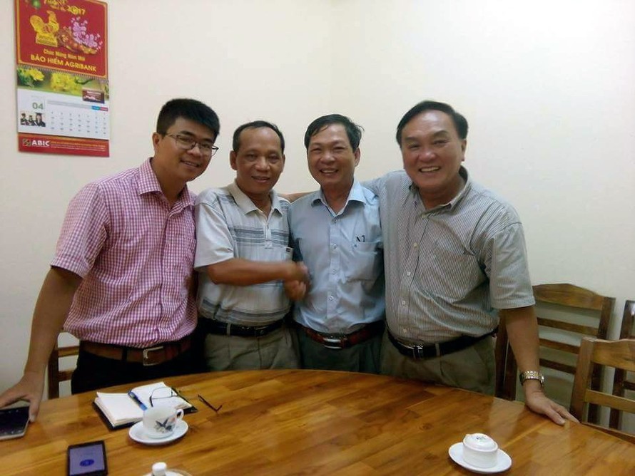 Ông Nguyễn Tuấn Kiệt (thứ hai từ phải sang) cùng ông Lê Tấn Bản bắt tay phóng viên, sau khi xin lỗi