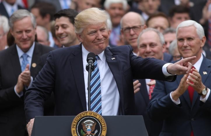 Tổng thống Donald Trump vui mừng phát biểu ở Vườn Hồng của Nhà Trắng sau khi Hạ viện đồng ý bãi bỏ Obamacare. Ảnh: Reuters