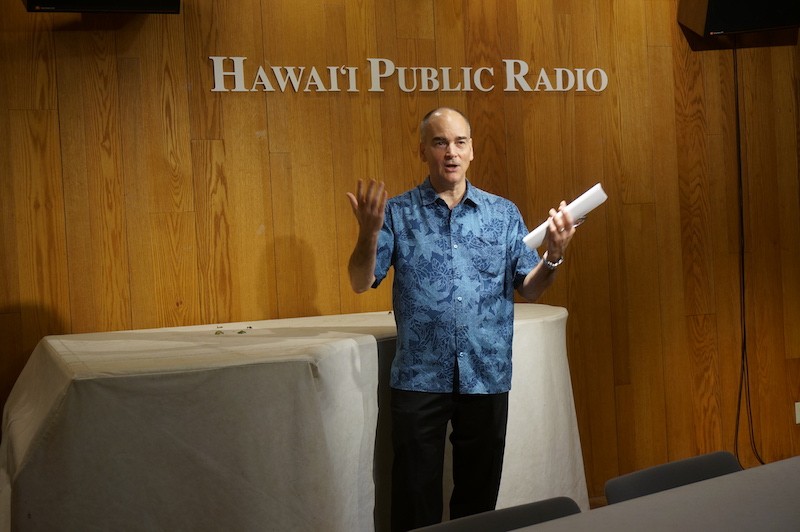 Ông Bill Dorman, Giám đốc tin tức của Đài Phát thanh công cộng Hawaii, trong buổi tiếp các phóng tiên Đông Nam Á
