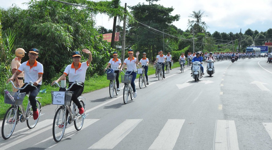 Tình nguyện viên đạp xe diễu hành