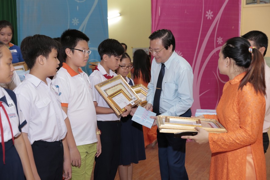 Ông Lê Hồng Sơn, giám đốc Sở GD&ĐT TPHCM trao giải thưởng cho học sinh tham dự cuộc thi “Toán học – Tư duy và Thực tiễn” lần 2-2017. .