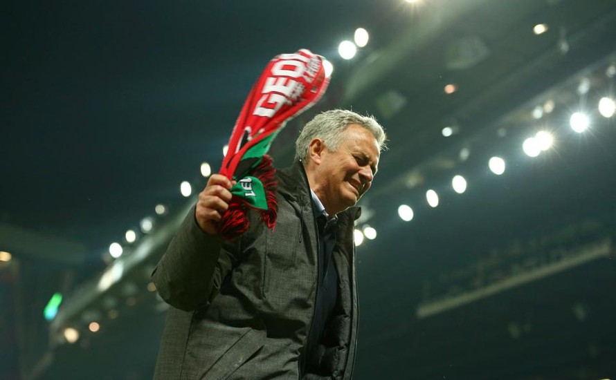 Jose Mourinho ăn mừng như muốn khóc sau chiến thắng trước Celta Vigo.
