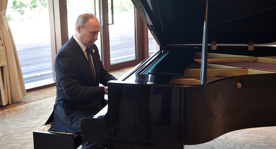 Tổng thống Putin trổ tài chơi piano trước đông đảo báo giới. Ảnh: Sputnik