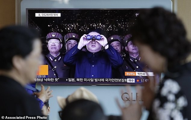 Người dân Hàn Quốc theo dõi thông tin về vụ phóng tên lửa hôm 14/5 của Triều Tiên. Ảnh: AP