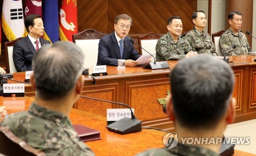 Hôm nay, 17/5, Tổng thống Hàn Quốc Moon Jae-in lần đầu thăm Bộ Quốc phòng sau khi nhậm chức hồi tuần trước. Ảnh: Yonhap