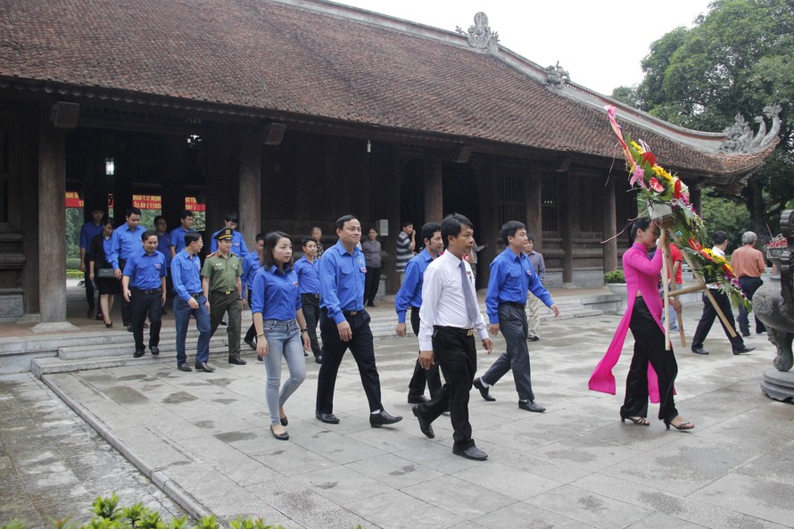 Đoàn đại biểu tỉnh Đoàn Nghệ An dâng hoa, dâng hương tại khu DTLS Nghệ An.