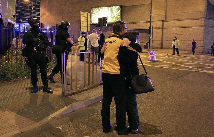 Những người may mắn sống sót ôm nhau an ủi bên ngoài sân vận động Manchester Arena. Ảnh: AP