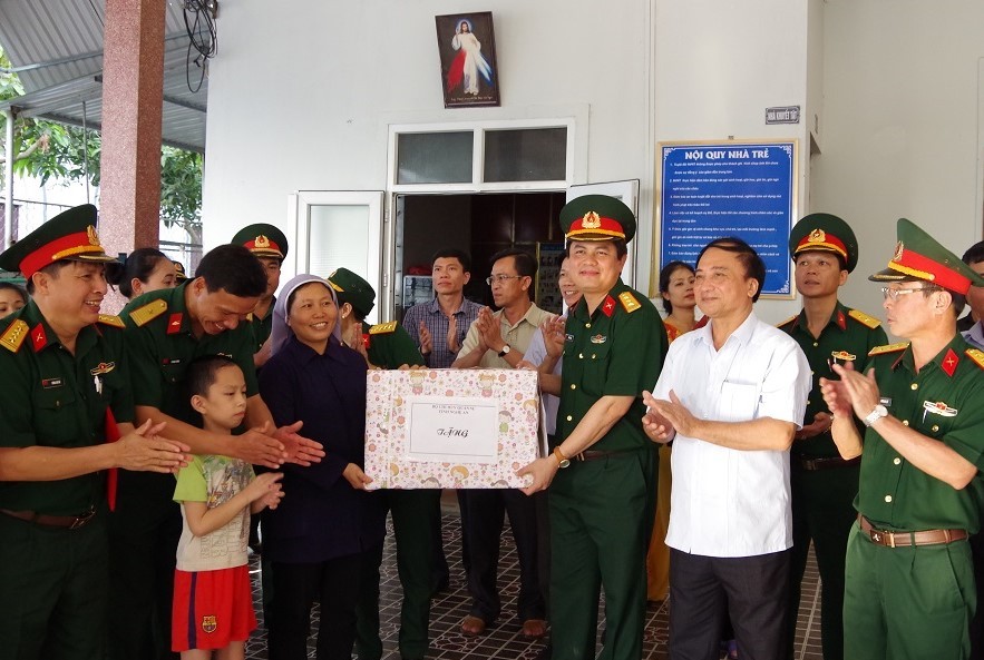 Bộ Chỉ huy Quân sự tỉnh Nghệ An tặng quà cho Trung tâm nuôi dưỡng trẻ khuyết tật và mồ côi tại Giáo họ Tân Hương, Giáo xứ Bố Sơn