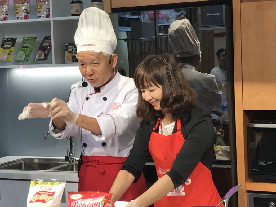 Tổng Giám đốc Cty Ajinomoto Việt Nam trực tiếp hướng dẫn nấu món ăn tại Ajinomoto Cooking Studio.