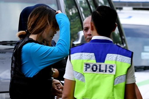 Đoàn Thị Hương được cảnh sát hộ tống đến tòa Sepang sáng nay, 30/5. Ảnh: AFP