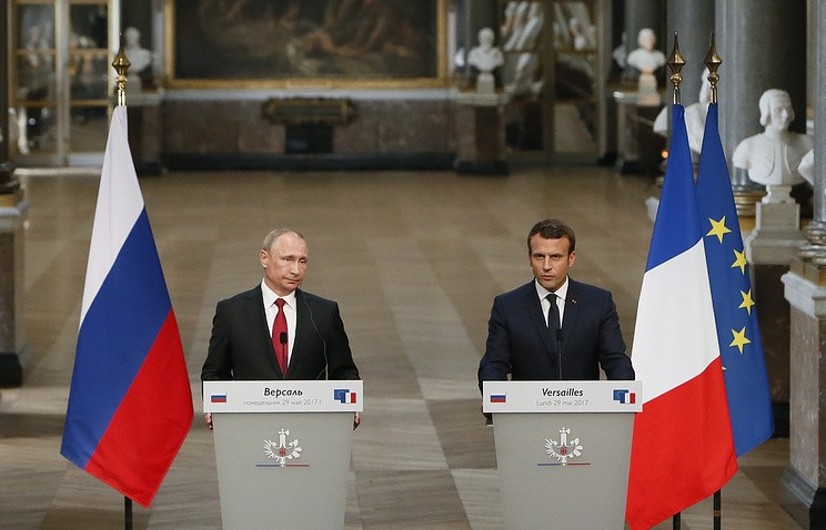 Tổng thống Nga - Pháp tham dự cuộc họp báo chung sau cuộc gặp hôm 29/5 tại cung điện Versailles.