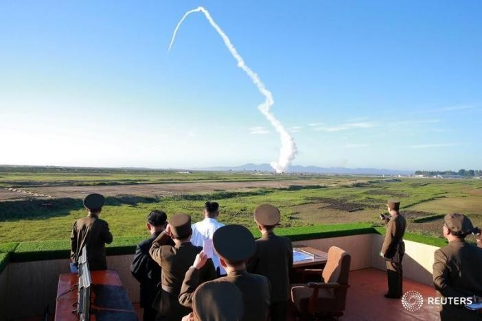 Chủ tịch Triều Tiên Kim Jong-un (áo trắng) theo dõi cuộc thử nghiệm hệ thống vũ khí phòng không mới hôm 28/5. Ảnh: Reuters