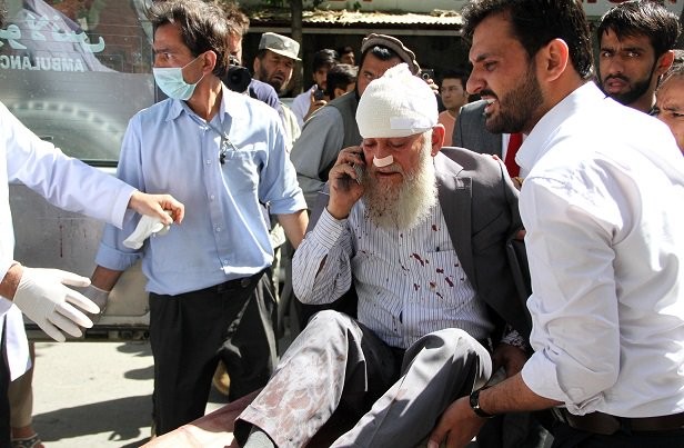 Một người đàn ông bị thương trong vụ đánh bom sáng 31/5 tại Afghanistan. Ảnh: Pajhwok Afghan News