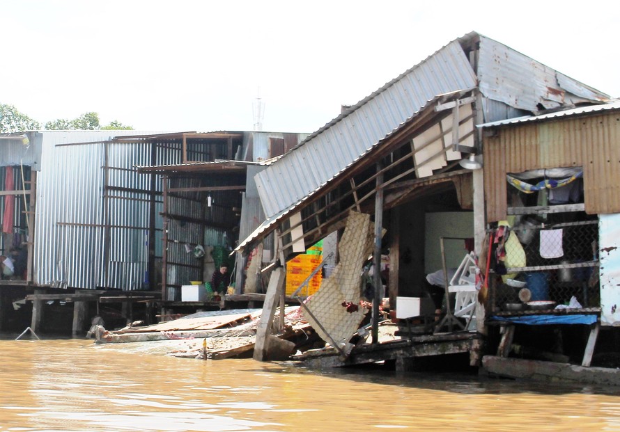 Hiện trường vụ sạt lở chợ Thanh Tùng (huyện Đầm Dơi) vào rạng sáng 31/5, làm 5 căn nhà bị hư hỏng.