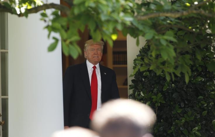 Tổng thống Donald Trump xuất hiện tại Vườn Hồng Nhà Trắng hôm nay, 1/6 và tuyên bố rút Mỹ khỏi Hiệp định Paris về chống biến đổi khí hậu. Ảnh: Reuters