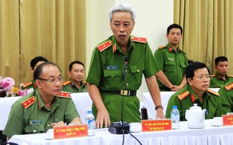 Thiếu tướng Phan Anh Minh kể chuyện phá án. Ảnh Việt Văn