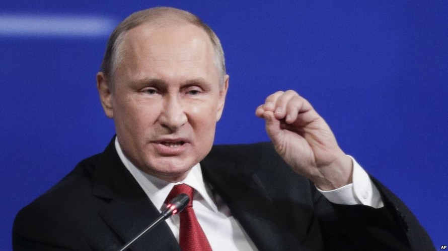 Tổng thống Nga Vladimir Putin tại Diễn đàn Kinh tế Quốc tế St. Petersburg hôm qua, 2/6. Ảnh: AP