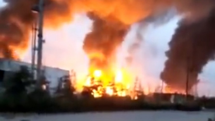 Nhà máy hóa dầu bốc cháy phừng phừng sau khi một xe bồn phát nổ. Ảnh: SCMP