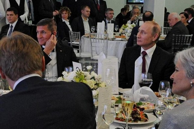 Tổng thống Nga Vladimir Putin (phải) ngồi cạnh cựu Cố vấn An ninh Quốc gia Mỹ Michael Flynn tại một bữa tiệc ở Nga hồi tháng 12/2015. Ảnh: Reuters