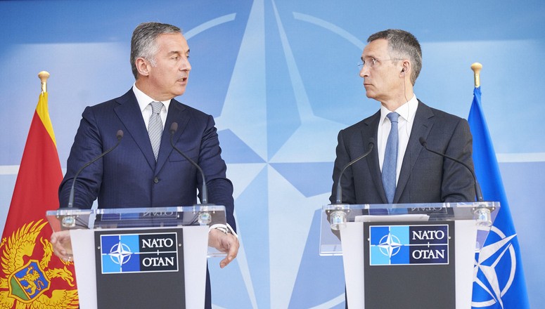 Tổng thư ký NATO Jens Stoltenberg (phải) và Thủ tướng Montenegro Dusko Markovic (trái). Ảnh: Reuters