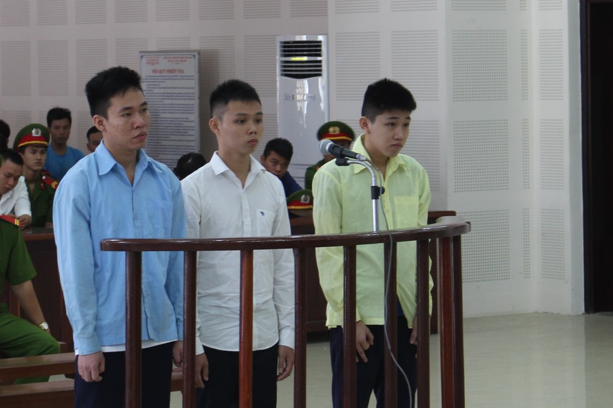 Các bị cáo Cao Tiến Hoàng, Phan Ngọc Bảo và Đinh Nguyên Kiệt (từ trái qua phải) tại tòa. Ảnh: Giang Thanh