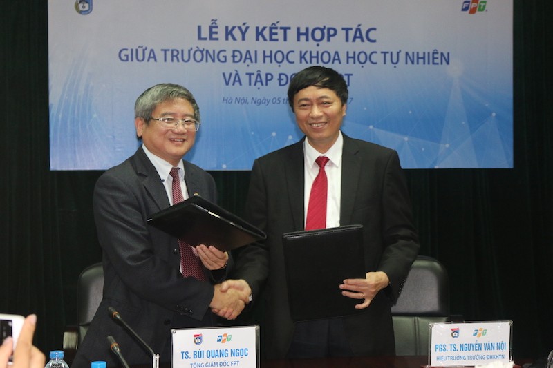 Từ trái qua phải - TGD FPT Bùi Quang Ngọc, Hiệu trưởng ĐH KHTN - PGS.TS Nguyễn Văn Nội.