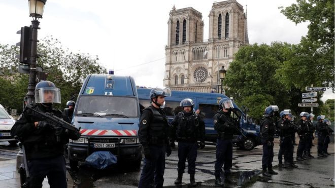 Cảnh sát canh gác bên ngoài nhà thờ Đức Bà sau sự cố ngày 6/6. Ảnh: Reuters