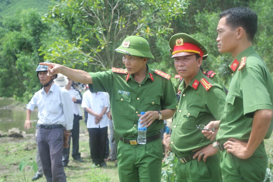 Đại tá Võ Đức Nguyện (thứ ba từ phải qua), Giám đốc Cảnh sát PCCC tỉnh Quảng Ngãi chỉ đạo công tác tìm kiếm các nạn nhân bị nước lũ cuốn trôi