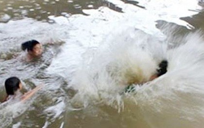 Tìm được 2 thi thể học sinh bị nước cuốn trôi ở Quảng Ngãi