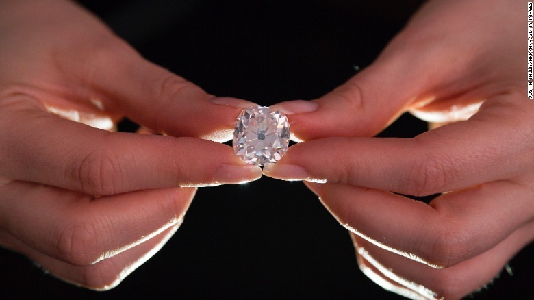 Viên kim cương từng bị cho là giả mới đây đã được bán với giá gần 850.000 USD. Ảnh: AFP