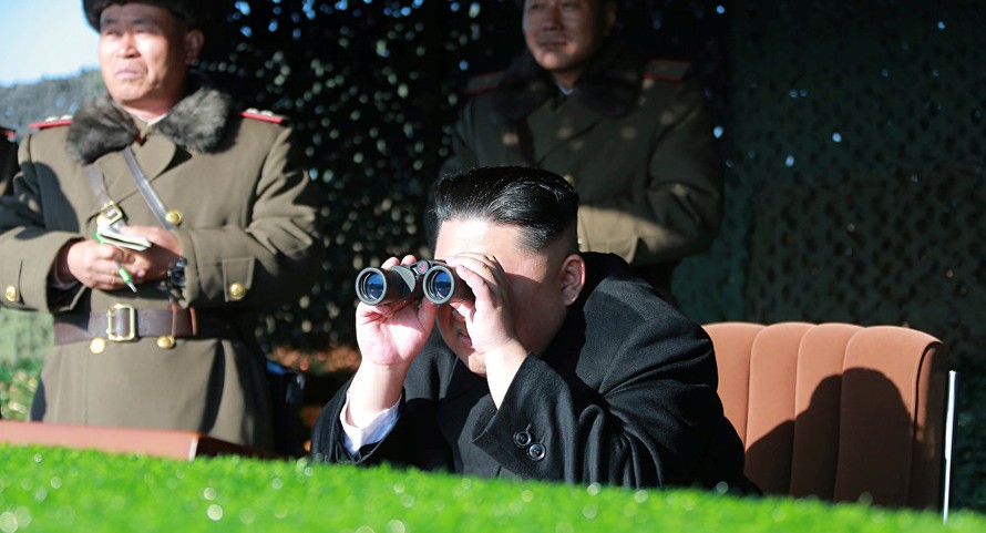 Chủ tịch Triều Tiên Kim Jong-un giám sát một cuộc tập trận hồi tháng 12/2016. Ảnh: KCNA