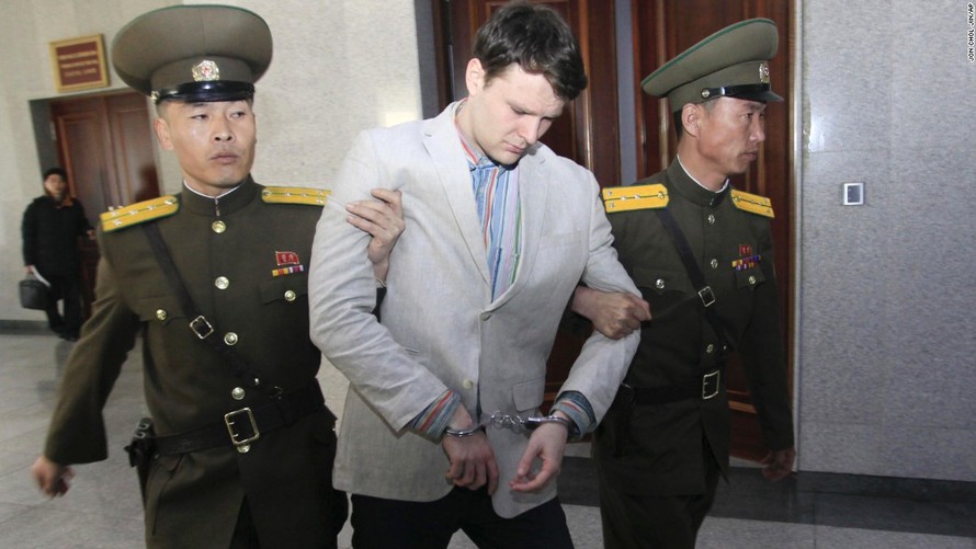 Otto Warmbier trong một phiên xét xử ở Triều Tiên. Ảnh: AP
