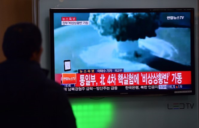 Người dân Hàn Quốc theo dõi tin tức về một vụ thử hạt nhân trước đây của Triều Tiên. Ảnh: AFP