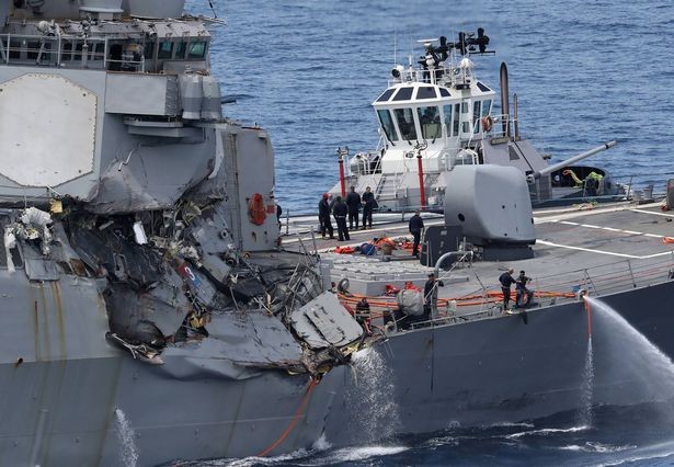 Tàu khu trục Mỹ hỏng nặng sau cú đâm tàu chở container. Ảnh: AFP