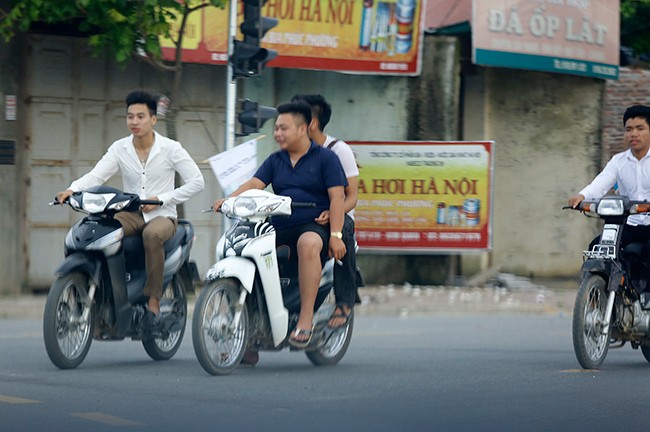 Hà Nội: Nhiều người dân "bỏ quên" mũ bảo hiểm khi tham gia giao thông