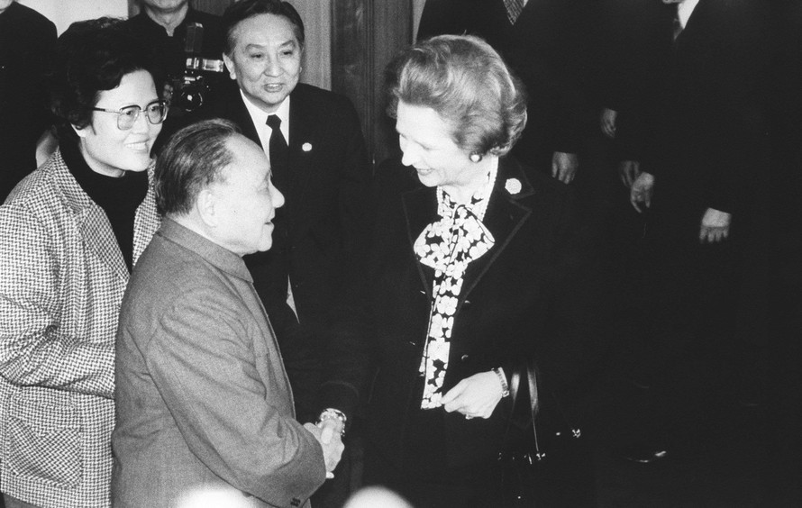 Thủ tướng Anh Margaret Thatcher và lãnh đạo Trung Quốc Đặng Tiểu Bình gặp tại Bắc Kinh năm 1984 để ký Tuyên bố chung Anh – Trung về việc trao trả Hong Kong cho Trung Quốc. Ảnh tư liệu