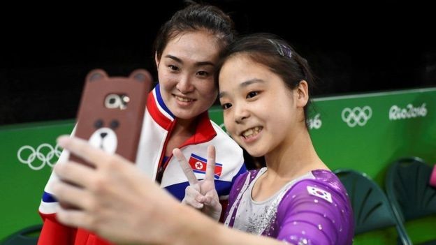 Hai vận động viện thể dục dụng cụ của Hàn Quốc và Triều Tiên chụp ảnh chung tại Thế vận hội Olympic Rio 2016. Ảnh: Reuters