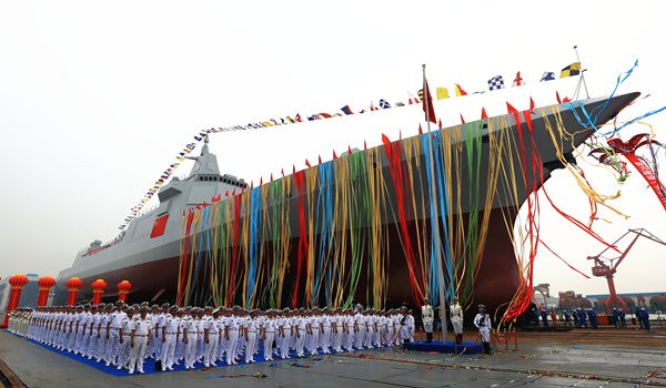 Lễ ra mắt tàu khu trục Type 055 của Trung Quốc. Ảnh: Trung Hoa Nhật báo