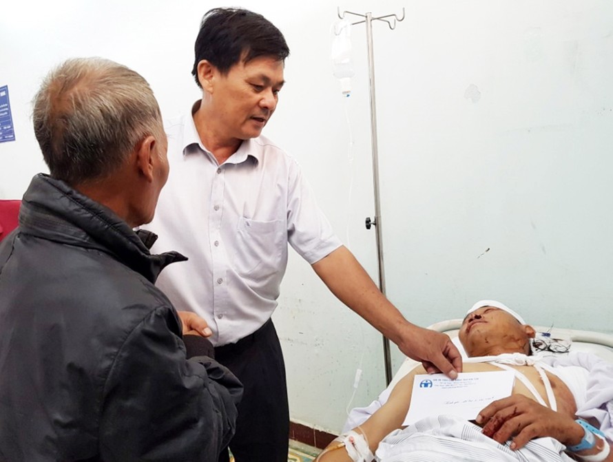 Lãnh đạo tỉnh Kon Tum đến thăm các nạn nhân trong vụ tai nạn