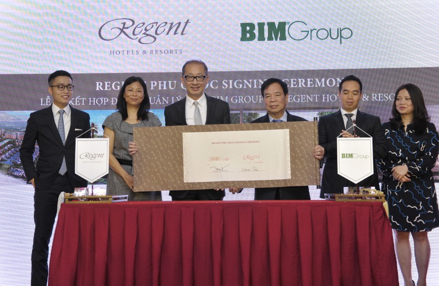 Ông Đoàn Quốc Việt - Chủ tịch Tập đoàn BIM Group và ông Steven Pan - Chủ tịch của Regent Hotels Group kí xong hợp đồng quản lý dự án Regent Phú Quốc