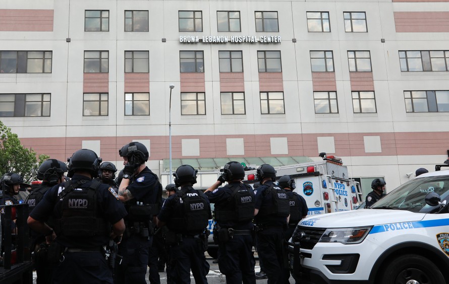Cảnh sát tập trung trước bệnh viện Bronx-Lebanon. Ảnh: New York Times