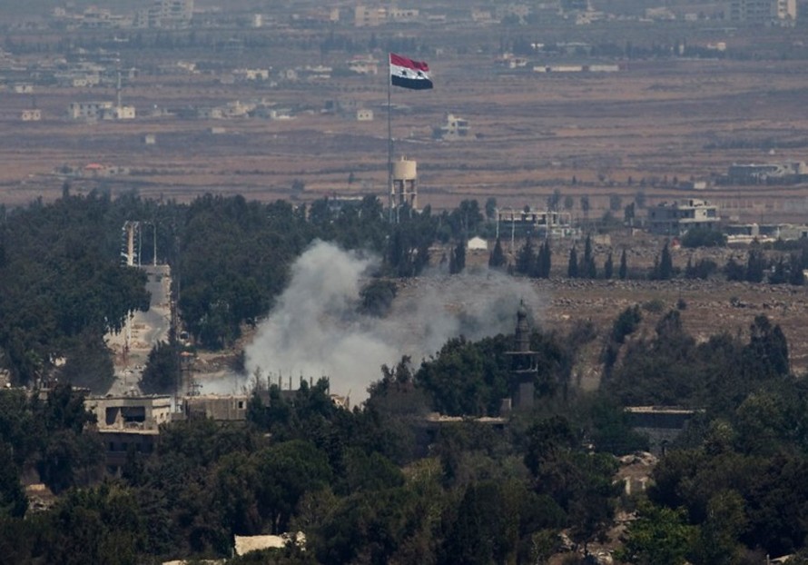 Khói bốc lên từ một căn cứ quân sự của Syria gần cao nguyên Goland của Israel hôm 29/8/2014. Ảnh: Reuters