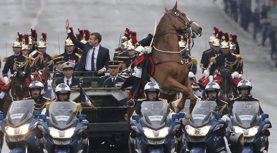 Tổng thống Pháp Emmanuel Macron diễu hành hôm 14/5 sau lễ nhậm chức. Ảnh: AFP