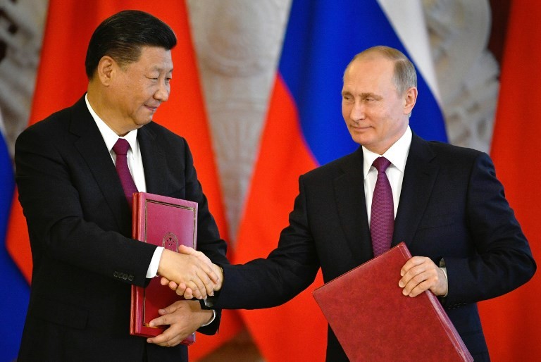 Chủ tịch Trung Quốc Tập Cận Bình và Tổng thống Nga Vladimir Putin kí một số văn bản tại Điện Kremlin hôm 4/7, trong đó có tuyên bố chung về bán đảo Triều Tiên. Ảnh: AFP