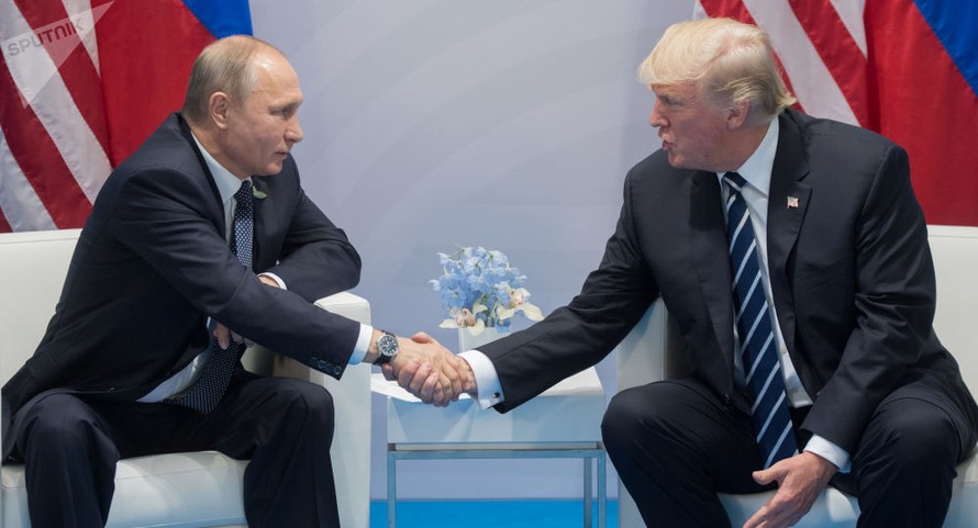 Tổng thống Putin và Tổng thống Trump bắt tay trong cuộc gặp với báo giới trước thềm cuộc họp được cho là có khả năng "định hình thế giới". Ảnh: Sputnik